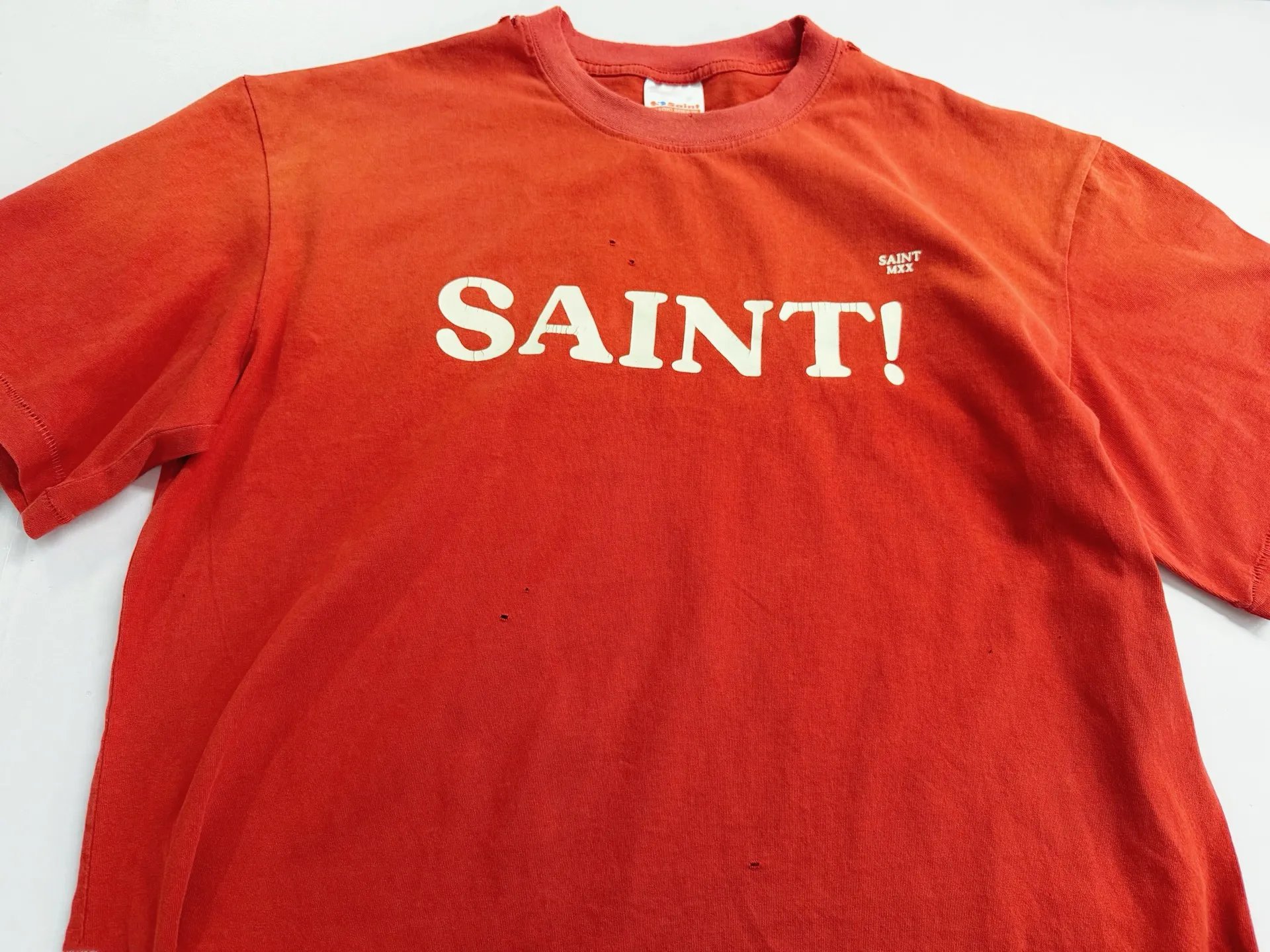 ❥8045 P136 Saint Mxxxxxx red distressed short-sleeve made of pure cotton fabric 290g loose fit process: cracked pulp printing + holes + spray-coded batik fried and washed Size: (S-M-L-XL) Color: washed red